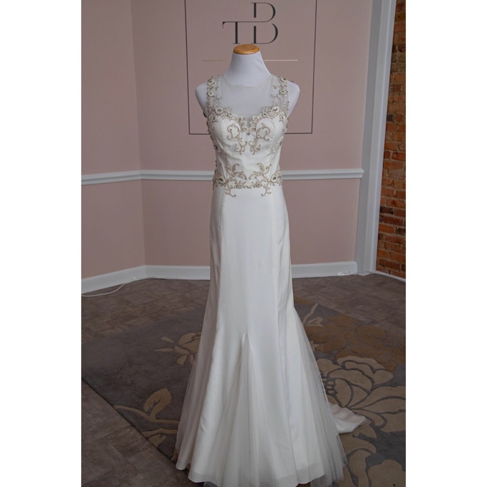 Eugenia discontinued style, size 12. Off white.
